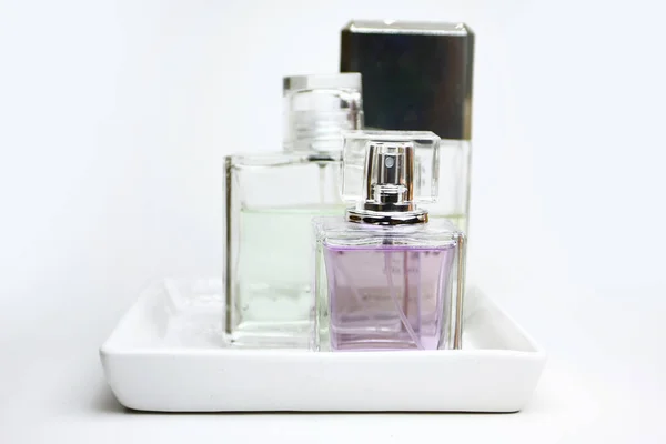 Vista Cerca Botellas Perfume Bandeja Porcelana Blanca — Foto de Stock