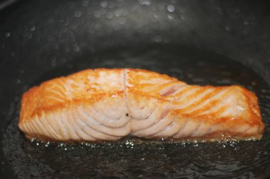 kızartma tavasında lezzetli somon biftek yakın çekim