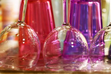 Birbirinin yanına dizilmiş renkli bardaklar.