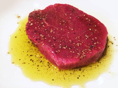 Yumurta ve baharatlı etin yakın plan görüntüsü 