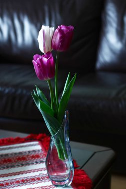 Vazodaki pembe lalelerin yakın çekim görüntüsü