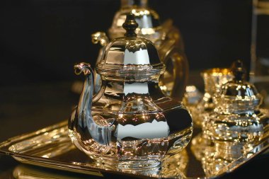 Parlak metal çaydanlığın yakın görüntüsü