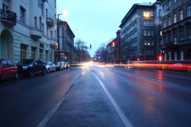 Akşam vakti şehrin ışık yollarının manzaralı manzarası