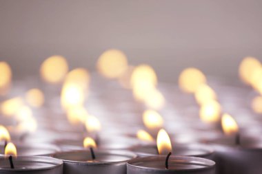 Pek çok yanan mumun yakın görüntüsü