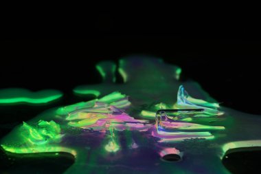 Siyah arkaplanda sıvı yeşil leke