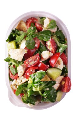 beyaz izole kase tavuk ile lezzetli salata yakın çekim