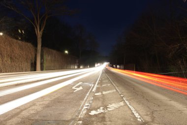 Gece vakti şehrin aydınlık patikalarının manzarası