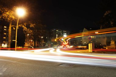 Gece vakti şehrin aydınlık patikalarının manzarası