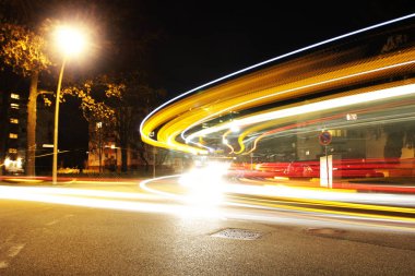 Gece vakti şehrin aydınlık patikalarının manzarası