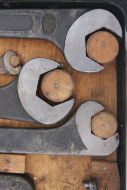 İngiliz anahtarının ahşap kutuda yakın plan görüntüsü 