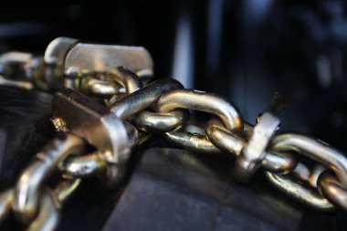 Metal bir zincirin yakın görüntüsü, bulanık