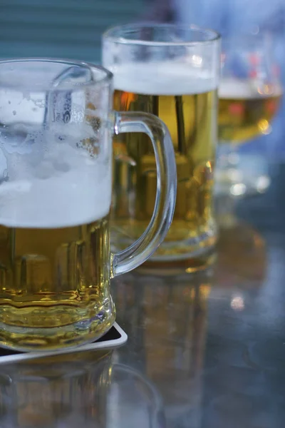 Vista Cerca Cerveza Una Taza Vidrio Una Mesa — Foto de Stock