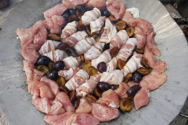 烹饪熏肉的特写镜头与鸡肉圆角和李子在锅 — 图库照片
