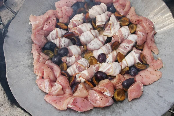 烹饪熏肉的特写镜头与鸡肉圆角和李子在锅 — 图库照片