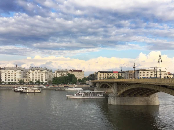 Живописный Вид Корабль Проходит Невестой Дунае Будапеште — стоковое фото