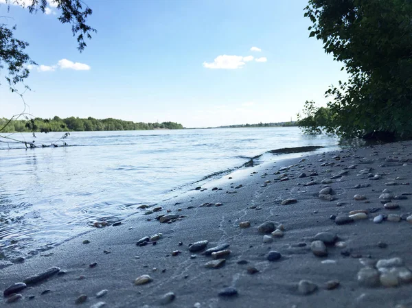 Vista Panorámica Orilla Del Río Arenoso Con Guijarros — Foto de Stock