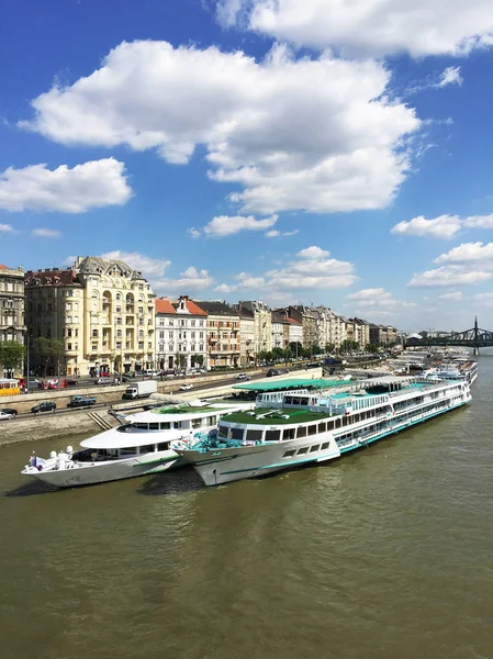 Корабль Порту Дунае Будапеште Рядом Зданиями — стоковое фото