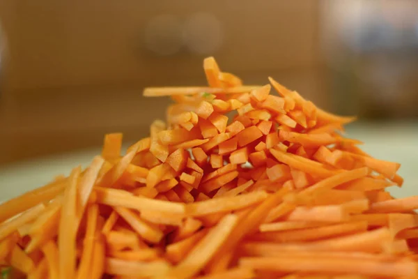 一堆美味的切碎胡萝卜的特写镜头 — 图库照片
