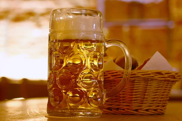 Nahaufnahme Von Bier Literglas Mit Brezenkorb — Stockfoto