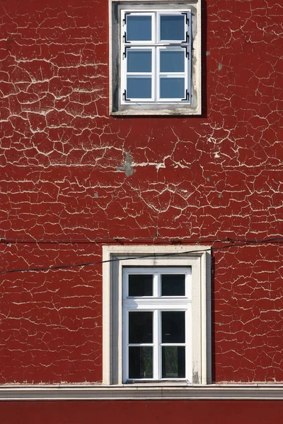 Vue Rapprochée Mur Rouge Avec Fenêtre Blanche — Photo