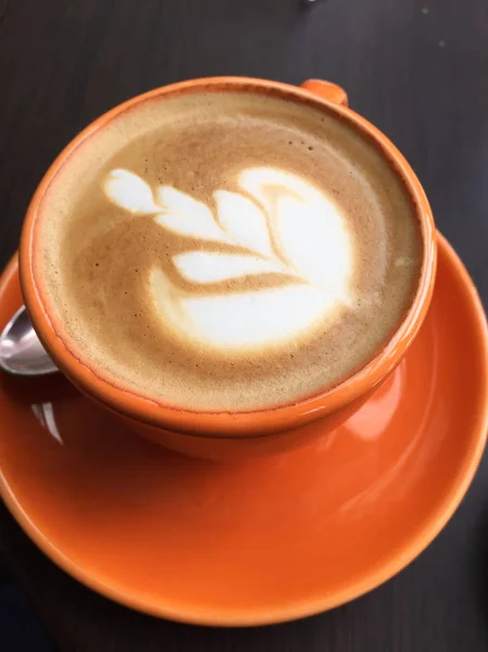 Capuchino Taza Naranja Con Patrón Floral Espuma —  Fotos de Stock