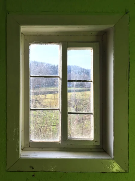 Κοντινή Προβολή Του Παλιού Πλαισίου Παραθύρου Στον Πράσινο Τοίχο — Φωτογραφία Αρχείου