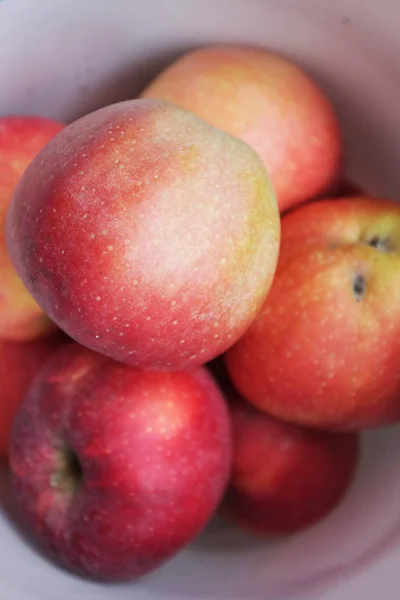 ボウルに美味しい熟した赤リンゴのクローズアップショット — ストック写真