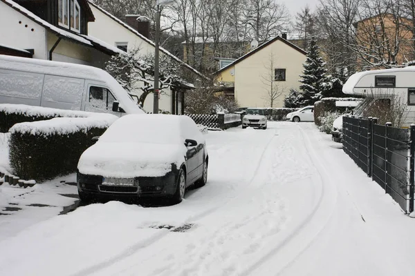 Припаркованные Машины Покрытые Снегом Зимой — стоковое фото