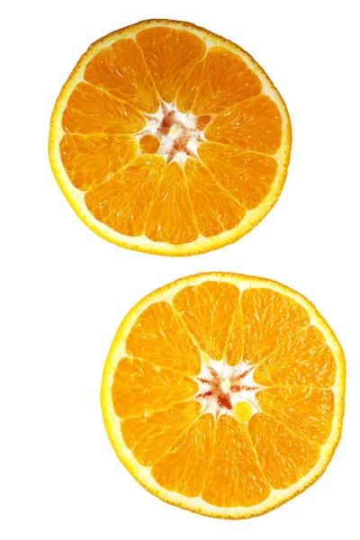 白に分離されたおいしい熟した半分オレンジのクローズアップショット — ストック写真