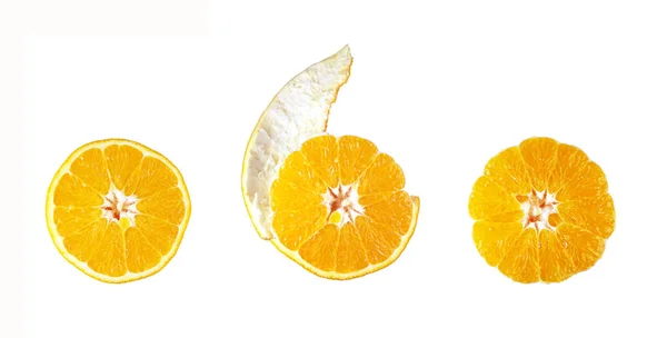 白に隔離された列のオレンジの美味しい熟した皮をむいた半分のクローズアップショット — ストック写真