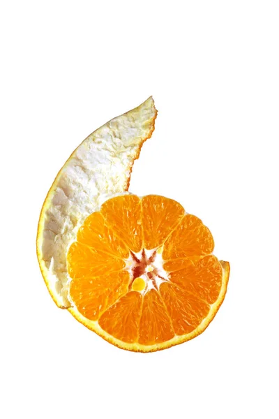 白に分離されたオレンジの半分を皮をむいたおいしい熟したクローズアップショット — ストック写真