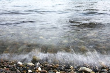 Nehir kıyısına çakıl taşlarıyla yakın görüş