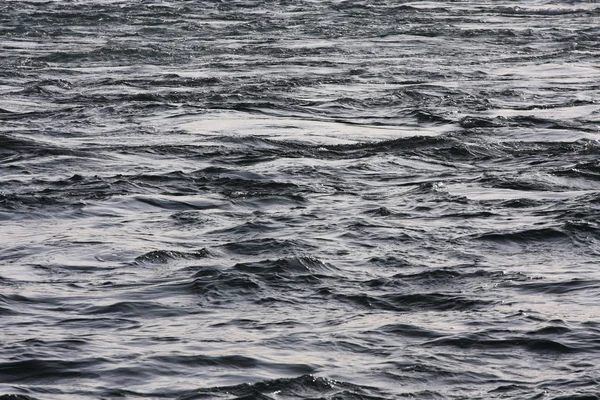 Vue Rapprochée Surface Eau Sombre Avec Des Ondulations — Photo