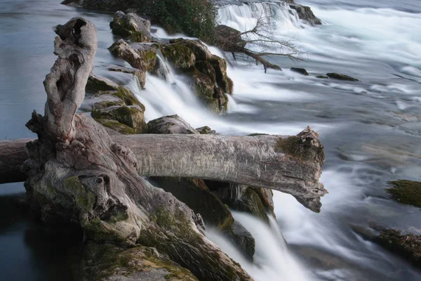 Langzeitbelichtungsaufnahme Eines Wunderschönen Bergwasserfalls — Stockfoto
