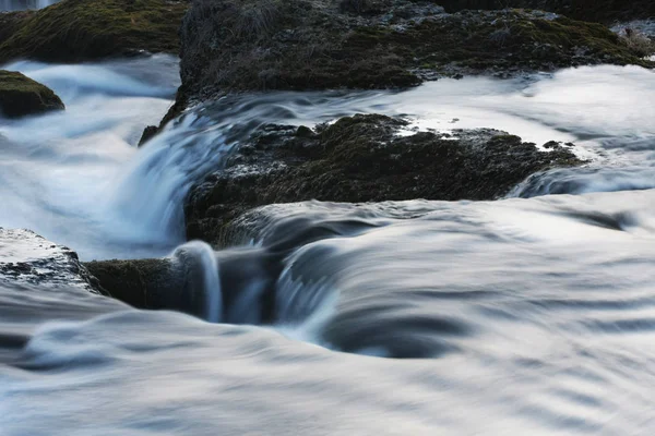 Langzeitbelichtungsaufnahme Eines Wunderschönen Bergwasserfalls — Stockfoto