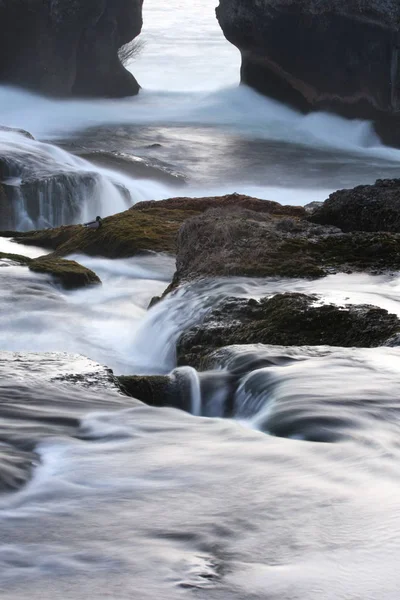 Langzeitbelichtungsaufnahme Eines Wunderschönen Bergwasserfalls — Stockfoto