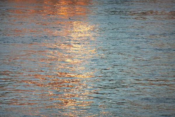 Kupferfarbene Reflexion Auf Blauem Wasser — Stockfoto