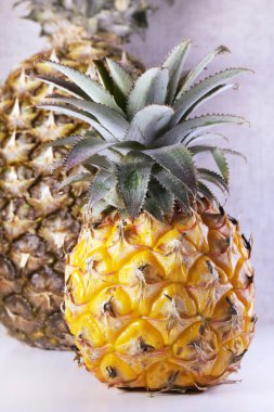 gri olgun ananas yakın çekim