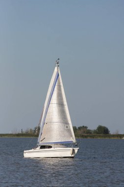 Göldeki beyaz yelkenli manzarası