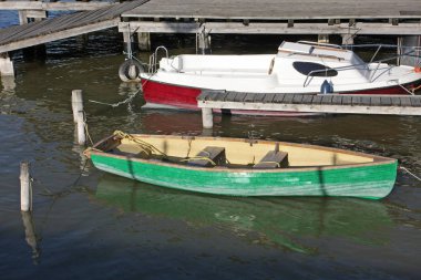 İskeleden yeşil teknenin manzarası