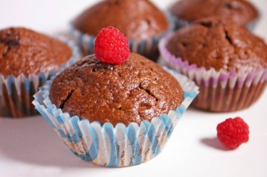 beyaz ahududu ile lezzetli cupcakes yakın çekim