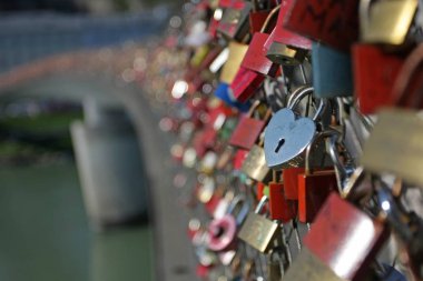 Köprüdeki birçok kilidin yakın plan görüntüsü 