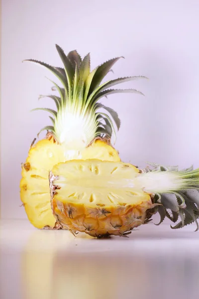 Nahaufnahme Von Reifer Ananas Auf Weiß — Stockfoto