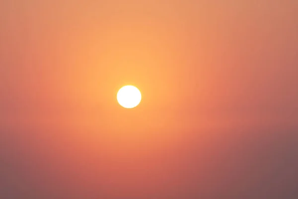 Żółte Słońce Wschodzi Nad Mglistym Krajobrazem — Zdjęcie stockowe