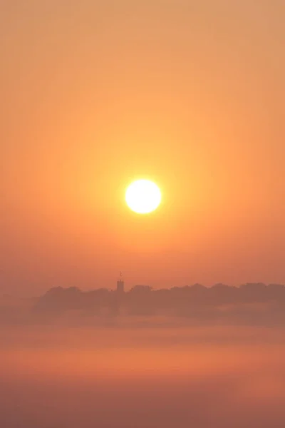 Желтое Солнце Поднимается Над Туманным Ландшафтом — стоковое фото