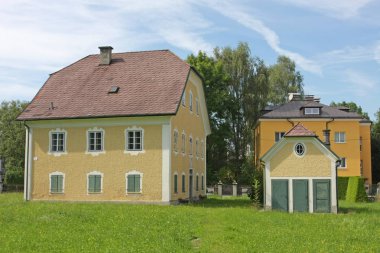 Parktaki yeşil çimenli sarı ev