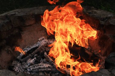 karanlıkta yanan kamp ateşinin yakın çekim çekimi