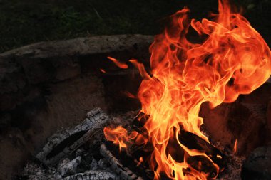 karanlıkta yanan kamp ateşinin yakın çekim çekimi