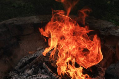 karanlıkta yanan kamp ateşinin yakın çekim çekimi