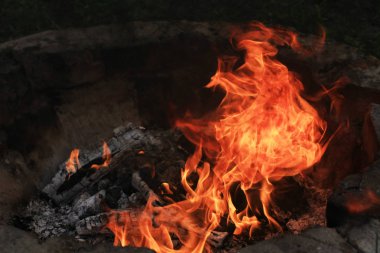 karanlıkta yanan kamp ateşinin yakın çekim çekimi